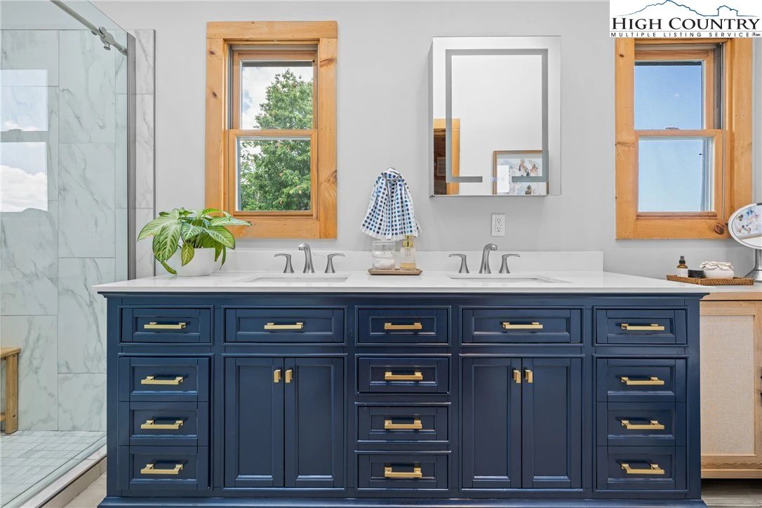 Image number 3 for the current listing