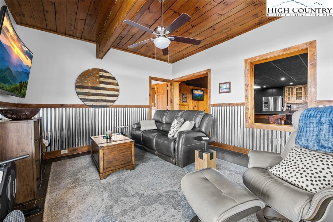 Image number 9 for the current listing