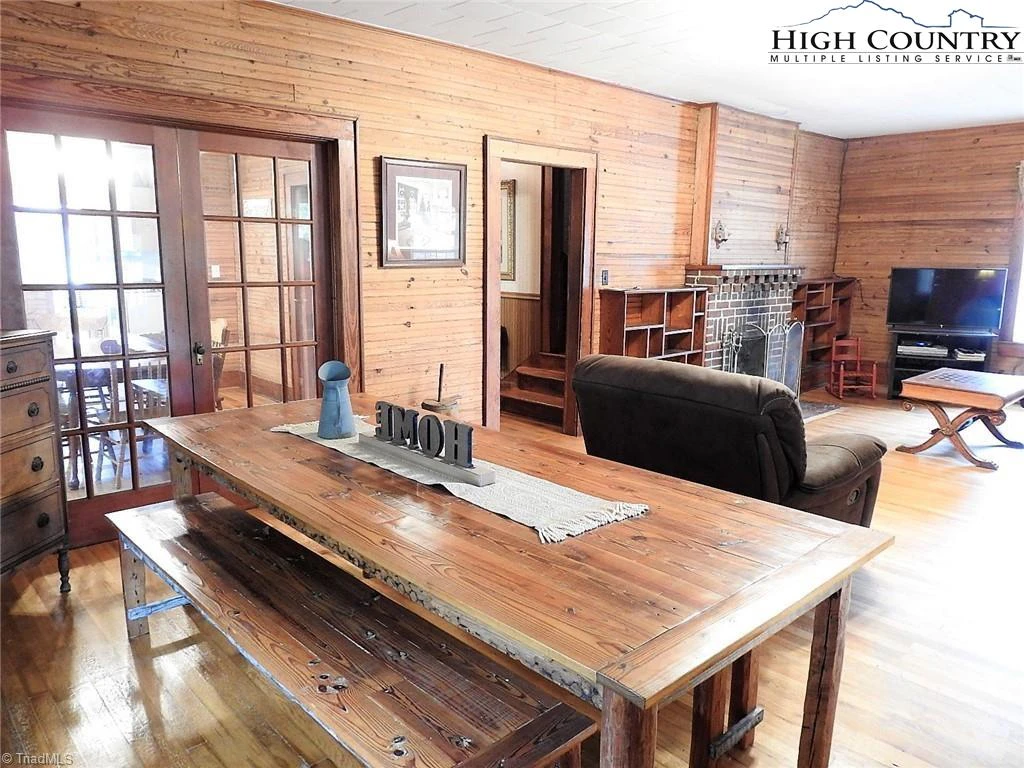 Image number 19 for the current listing