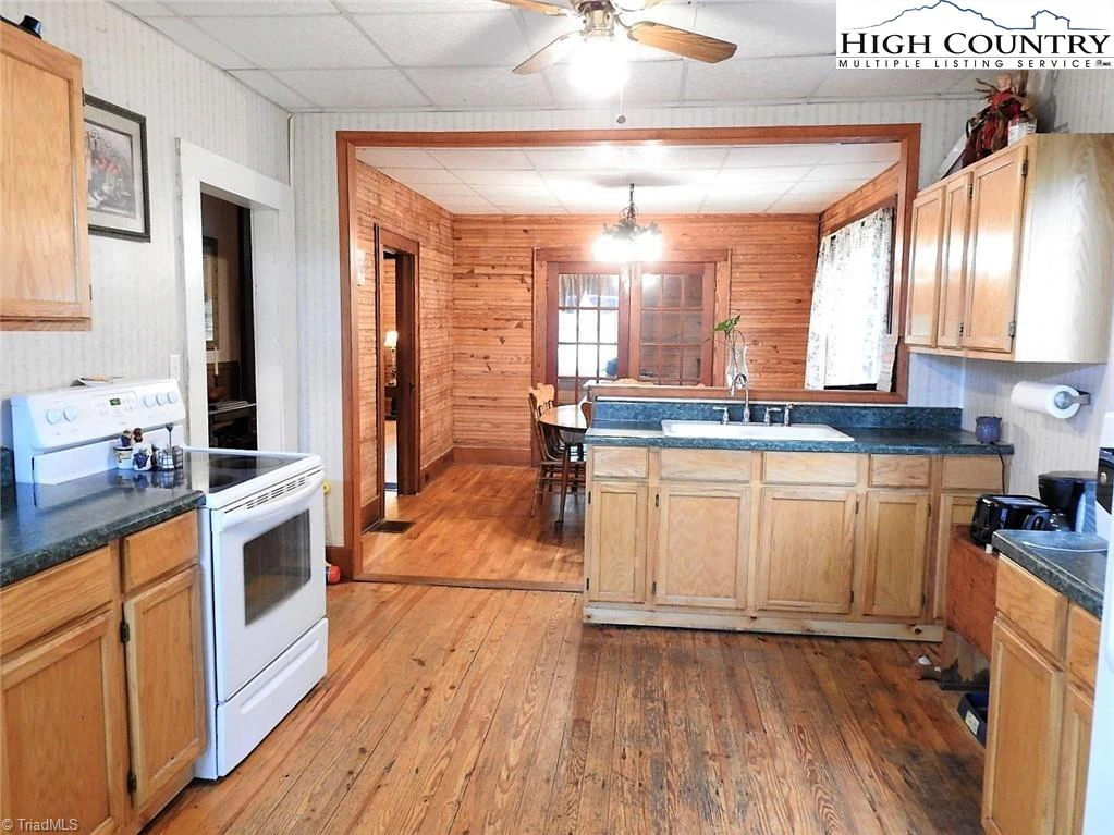 Image number 13 for the current listing