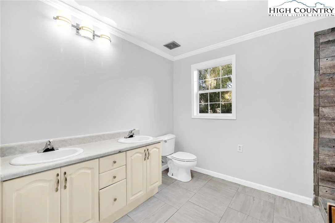 Image number 9 for the current listing