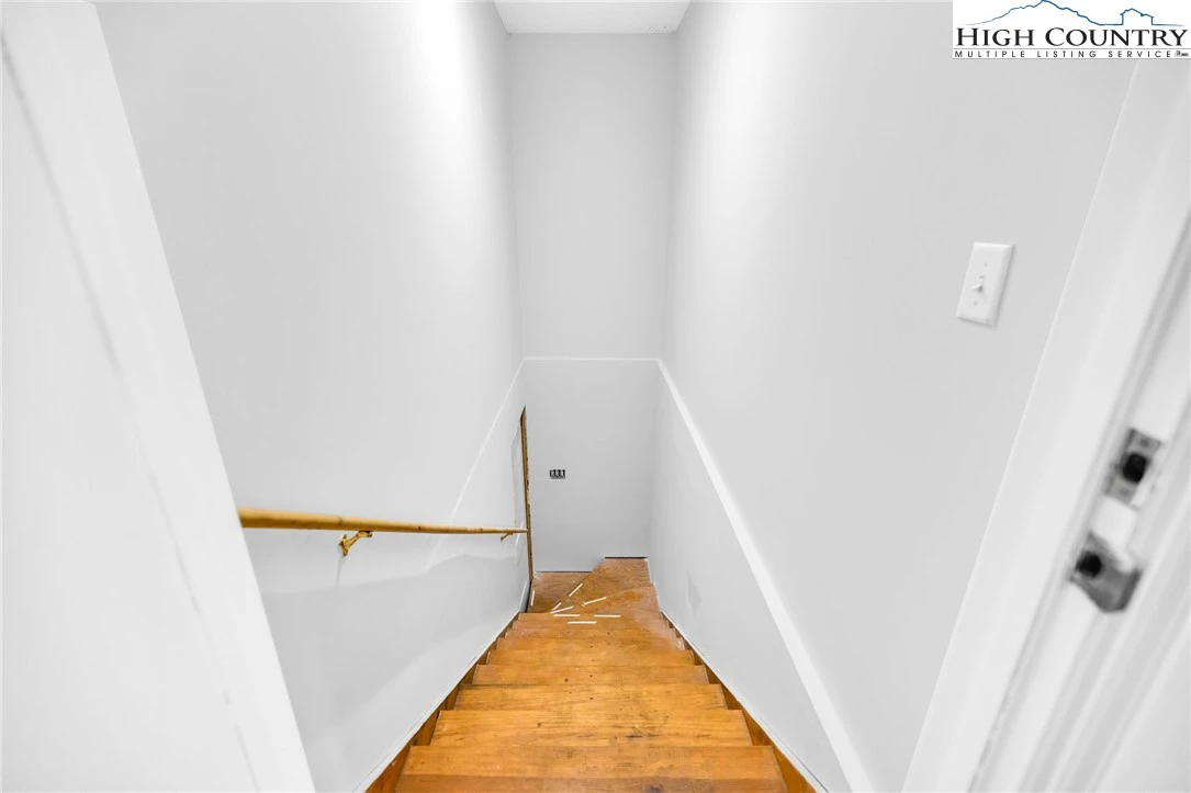 Image number 11 for the current listing