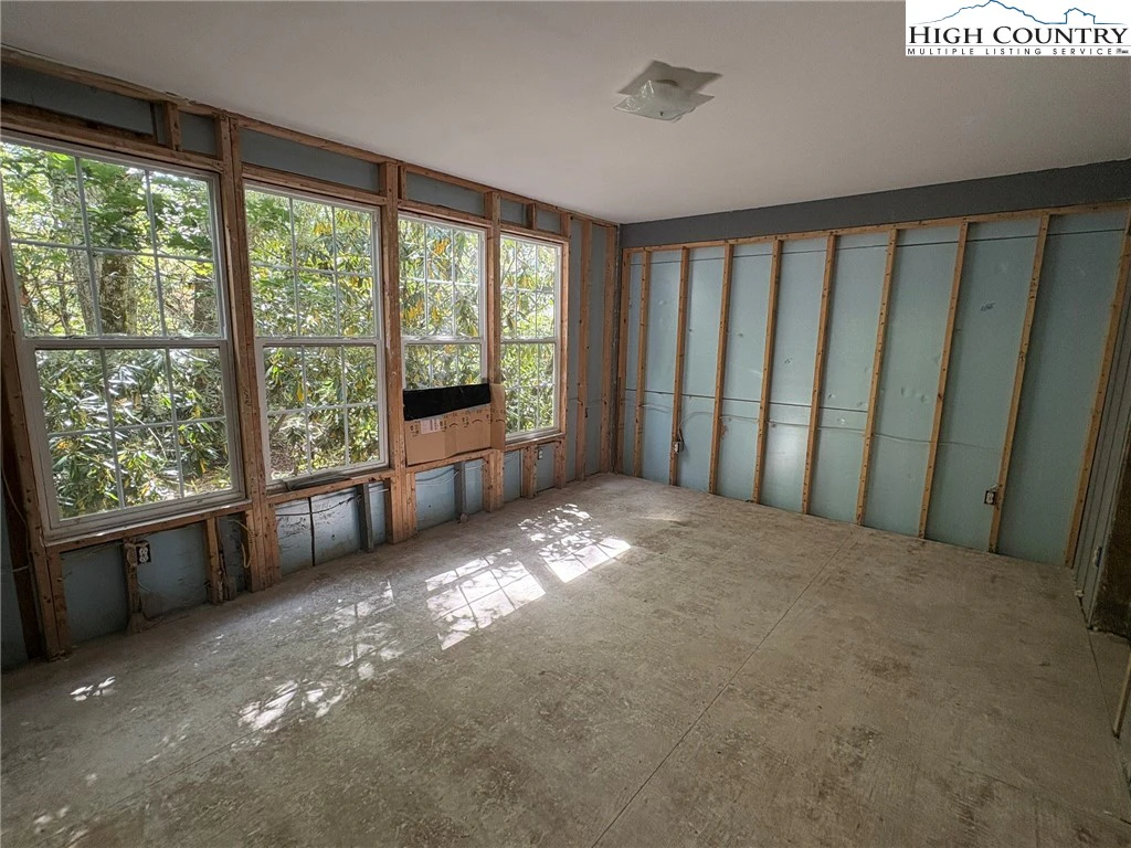Image number 13 for the current listing