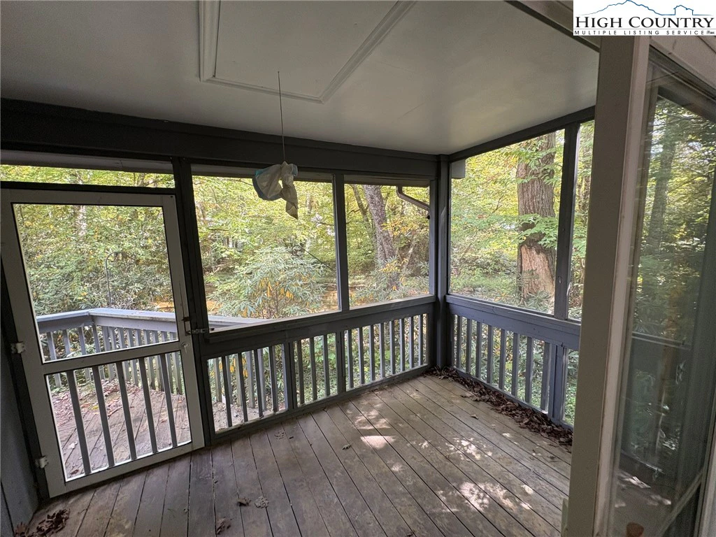 Image number 11 for the current listing