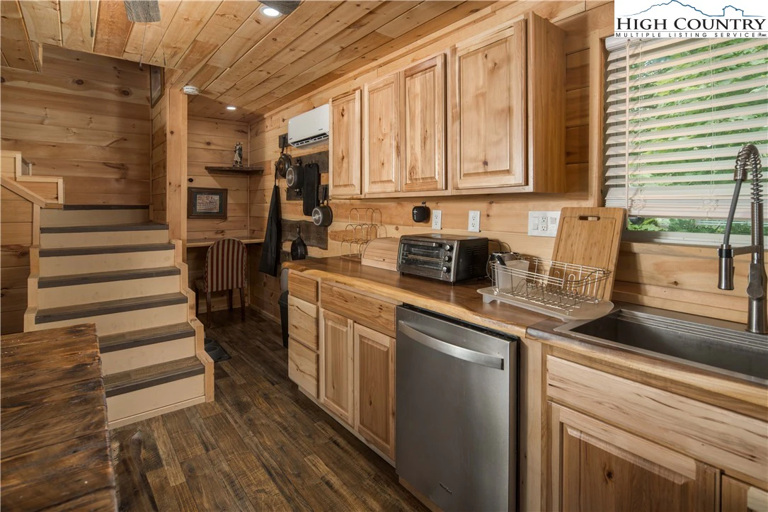 Image number 4 for the current listing