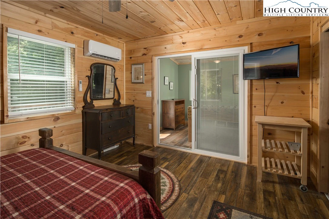 Image number 1 for the current listing
