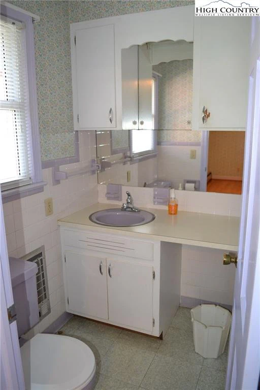 Image number 14 for the current listing