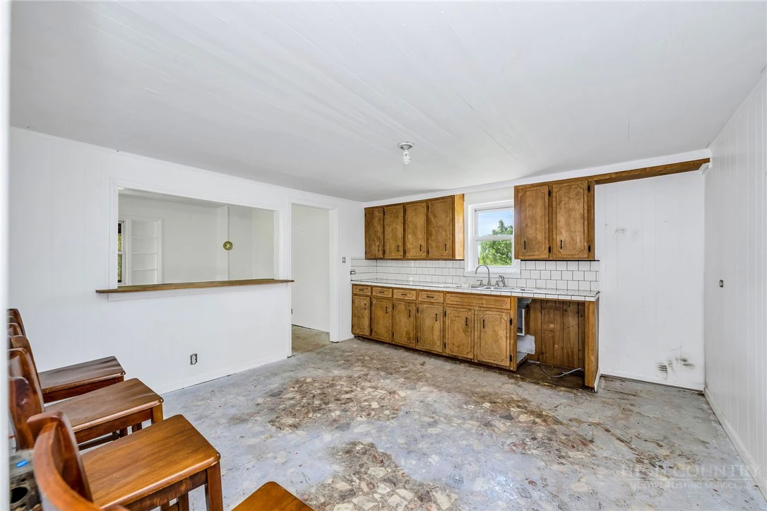 Image number 19 for the current listing