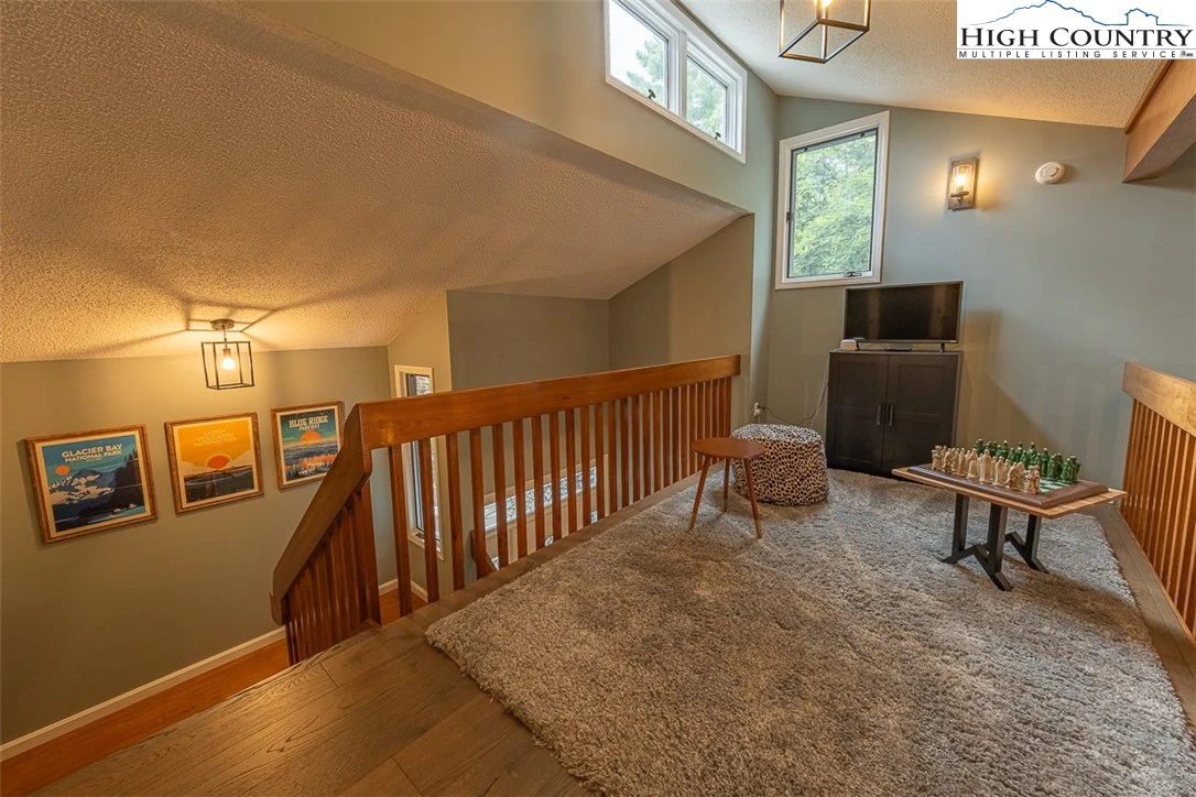 Image number 2 for the current listing