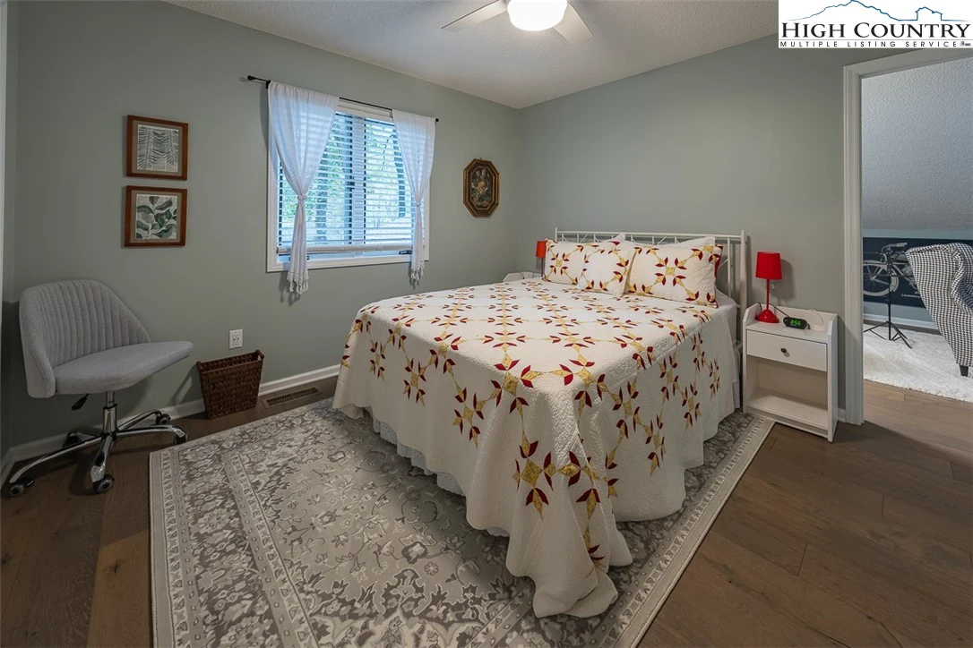 Image number 13 for the current listing