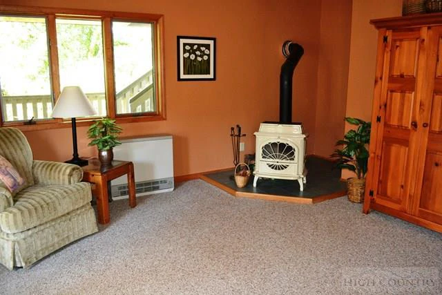 Image number 16 for the current listing
