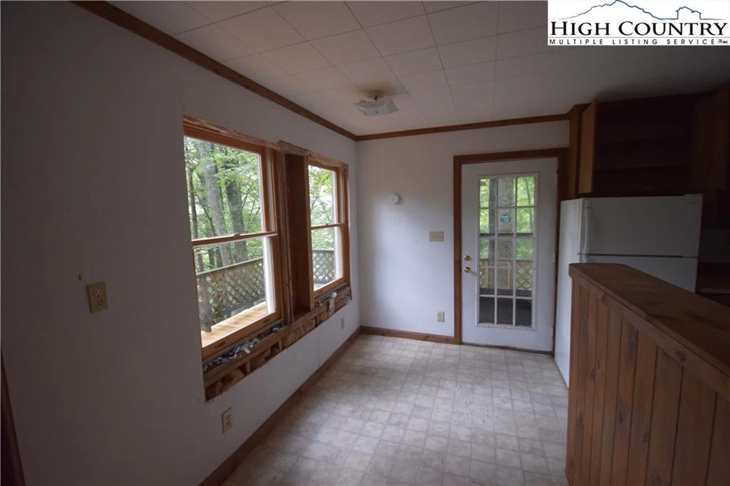 Image number 14 for the current listing