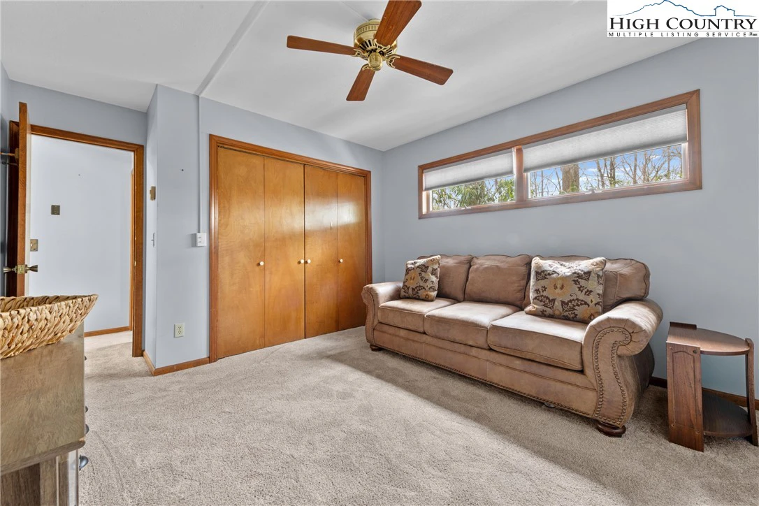 Image number 19 for the current listing