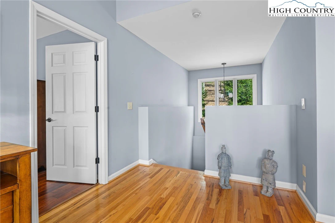 Image number 6 for the current listing