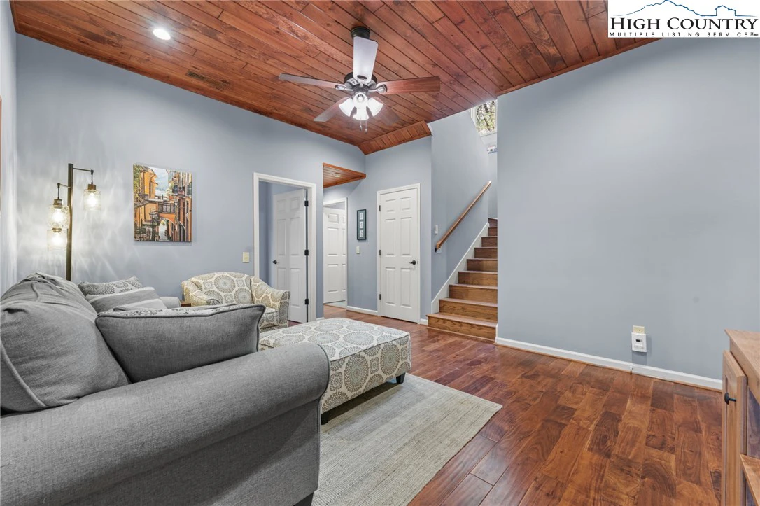 Image number 7 for the current listing