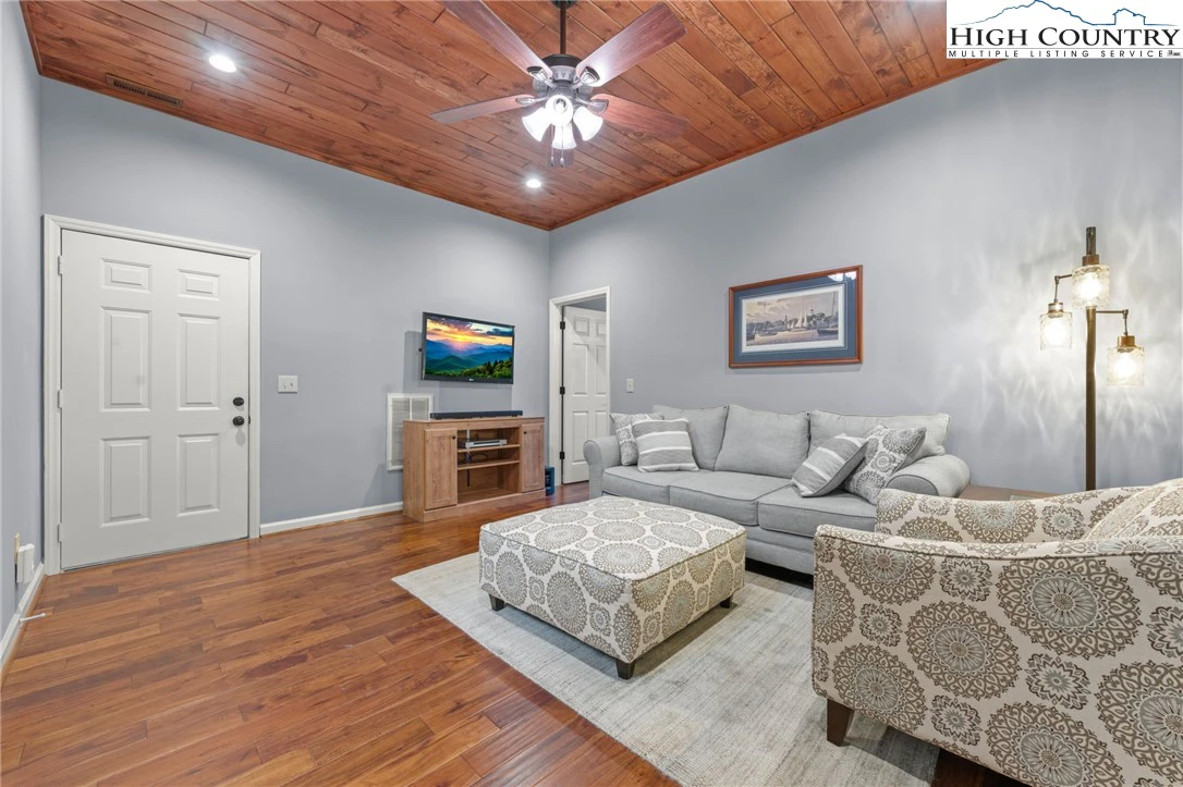 Image number 8 for the current listing