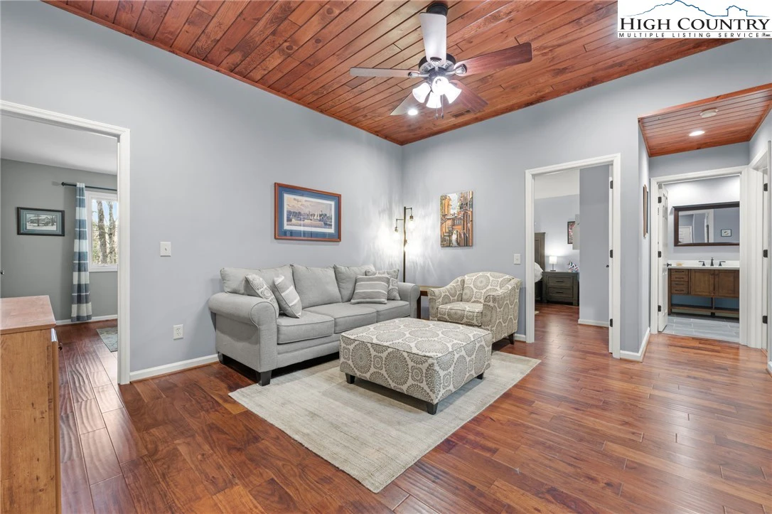 Image number 9 for the current listing