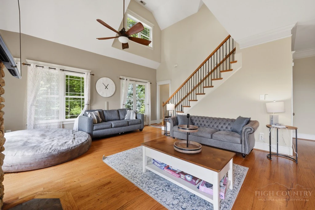 Image number 14 for the current listing