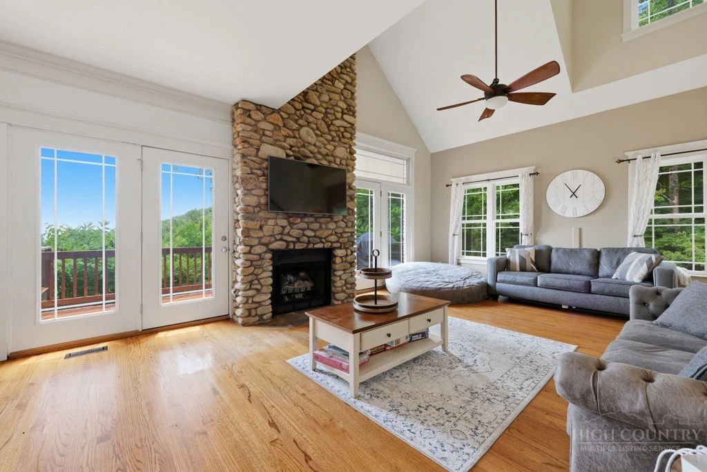 Image number 16 for the current listing