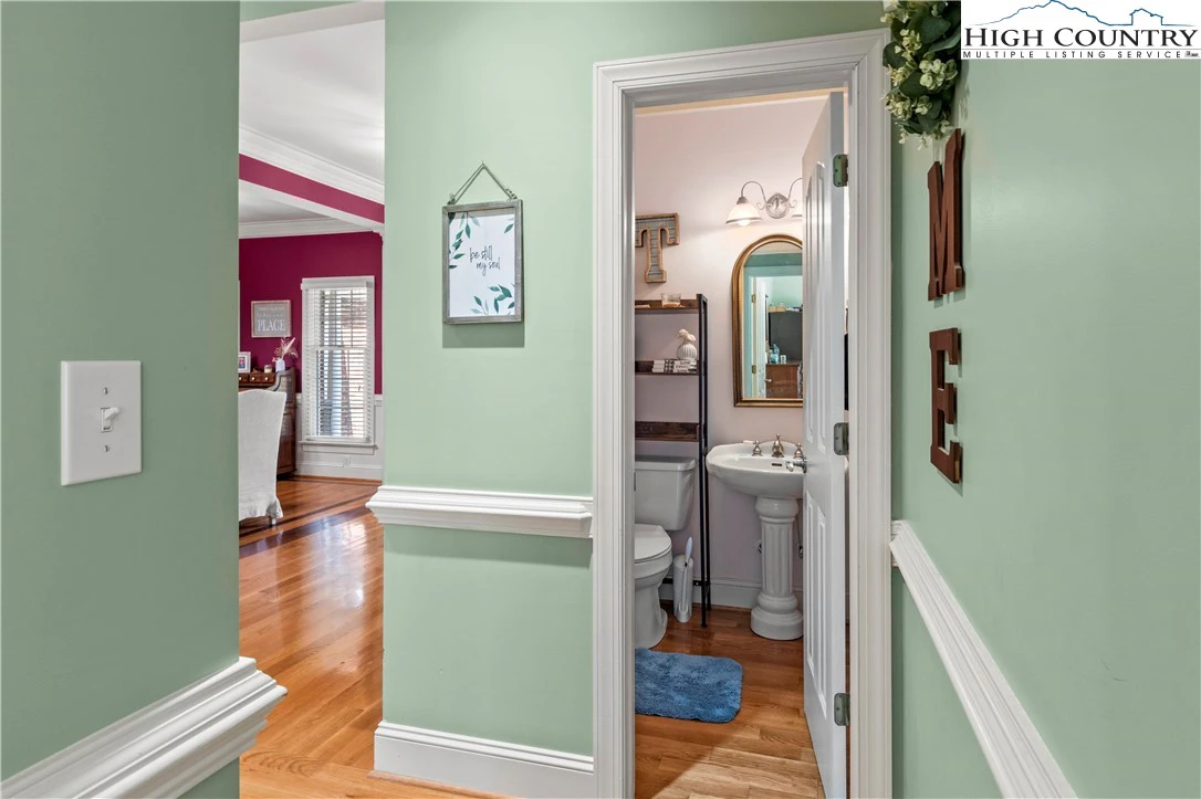 Image number 11 for the current listing