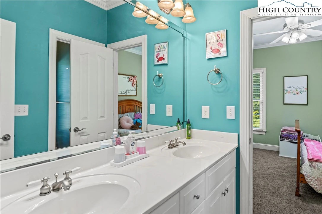 Image number 2 for the current listing
