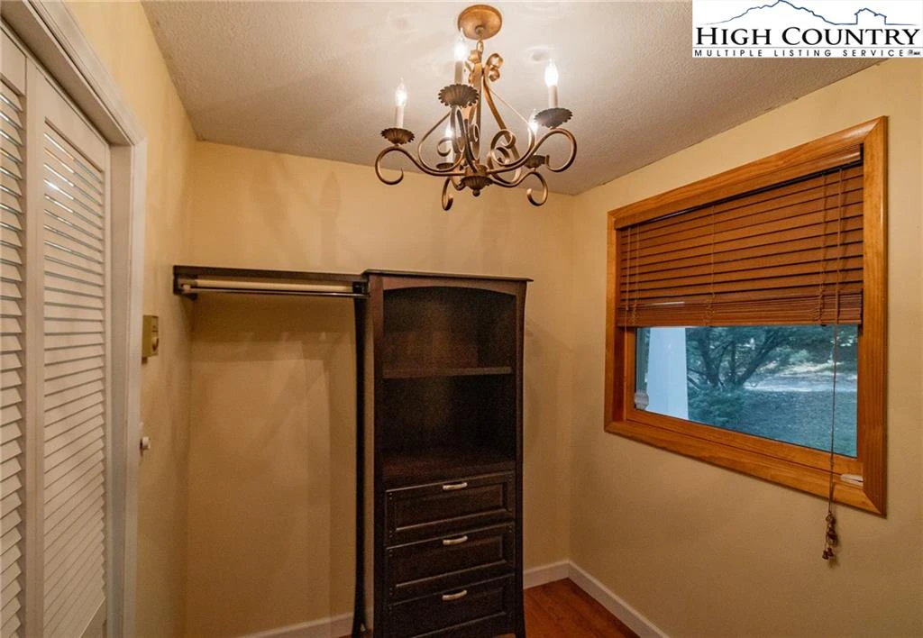 Image number 3 for the current listing