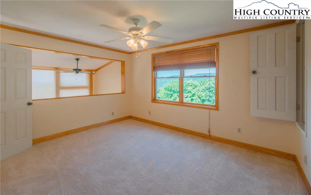 Image number 15 for the current listing