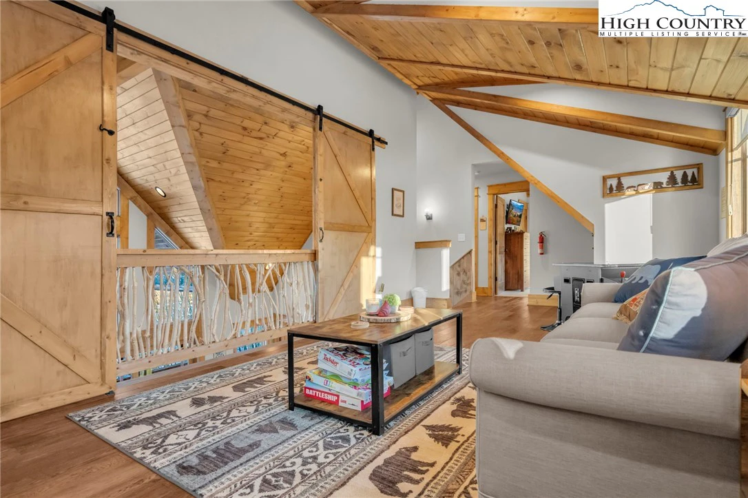 Image number 9 for the current listing