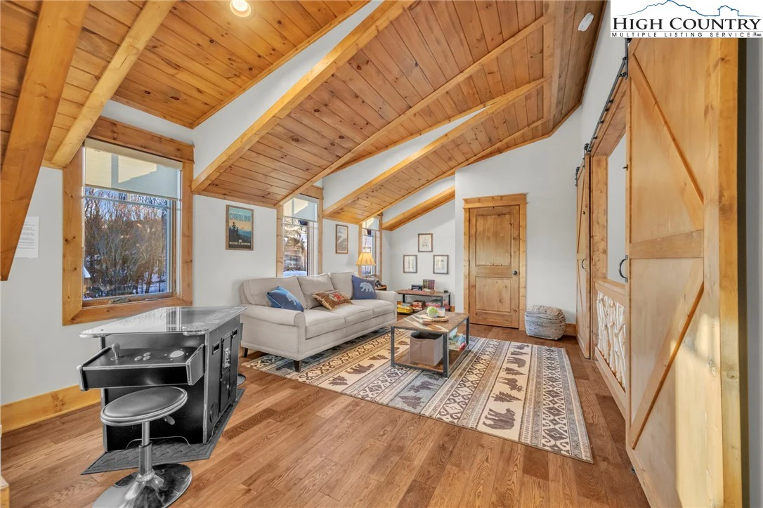 Image number 11 for the current listing