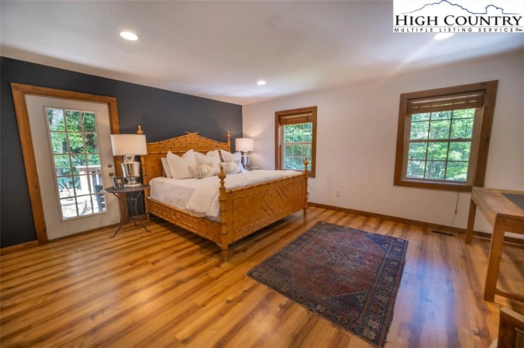 Image number 14 for the current listing