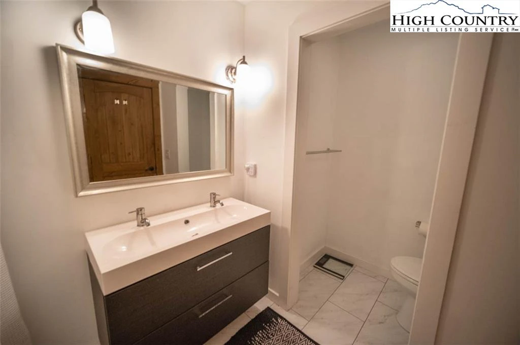 Image number 2 for the current listing