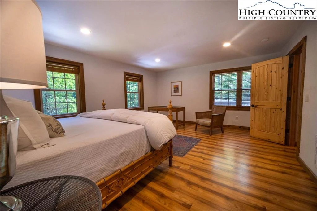 Image number 12 for the current listing