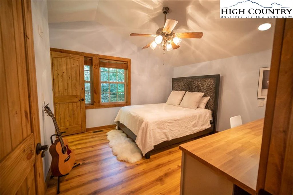 Image number 9 for the current listing