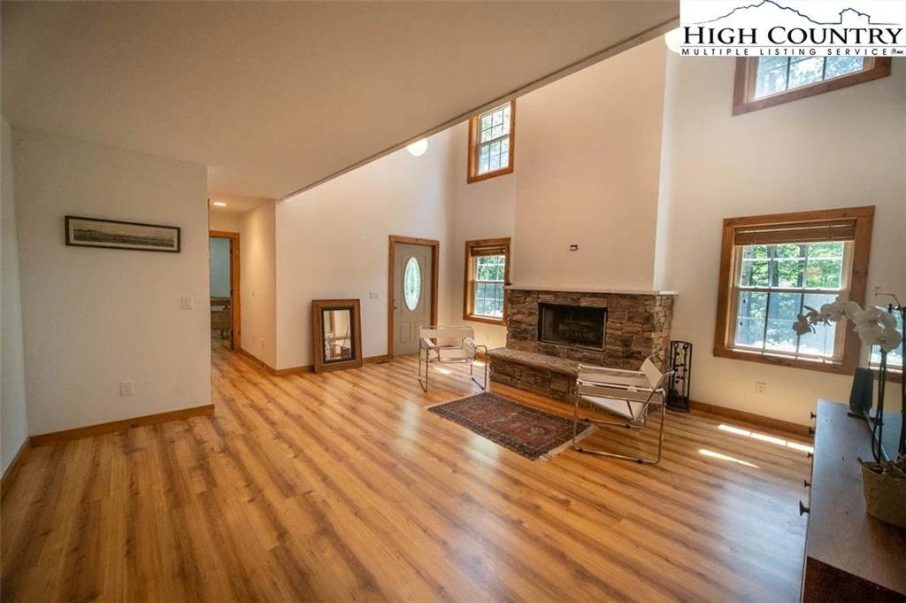 Image number 21 for the current listing