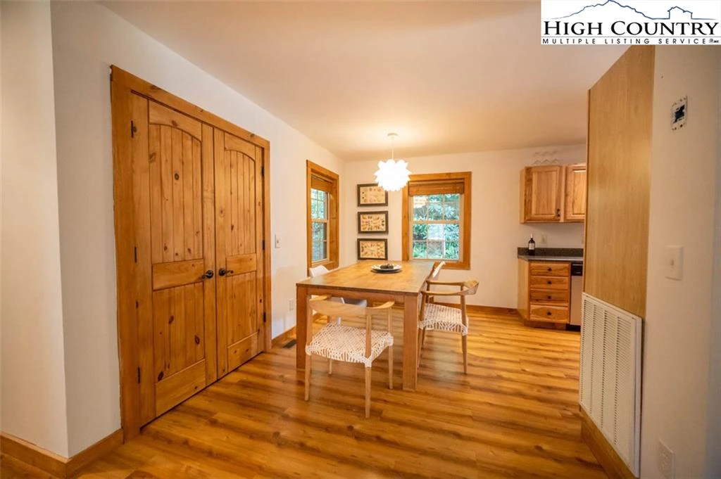 Image number 19 for the current listing