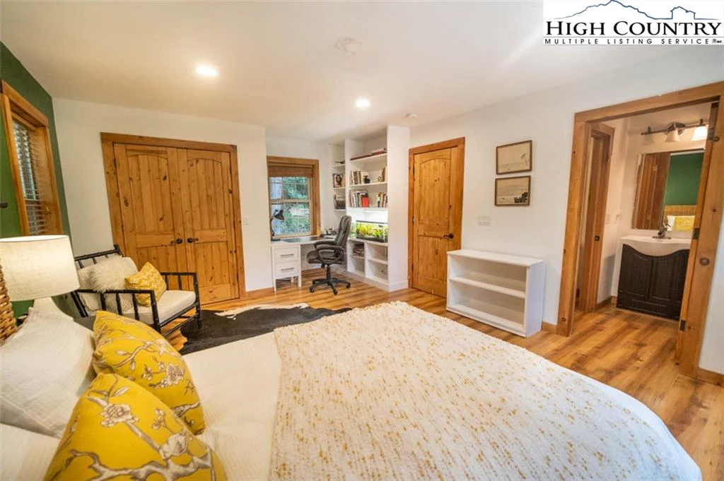 Image number 15 for the current listing