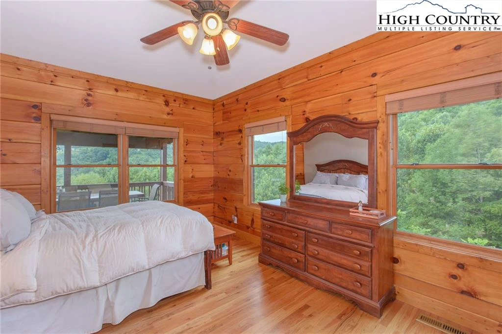 Image number 3 for the current listing