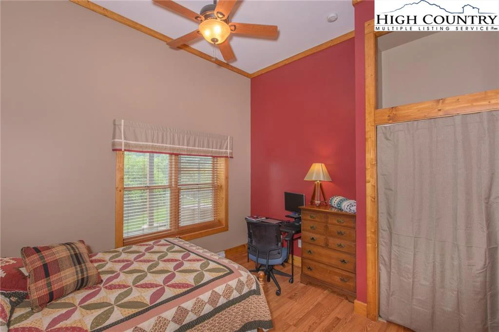 Image number 8 for the current listing
