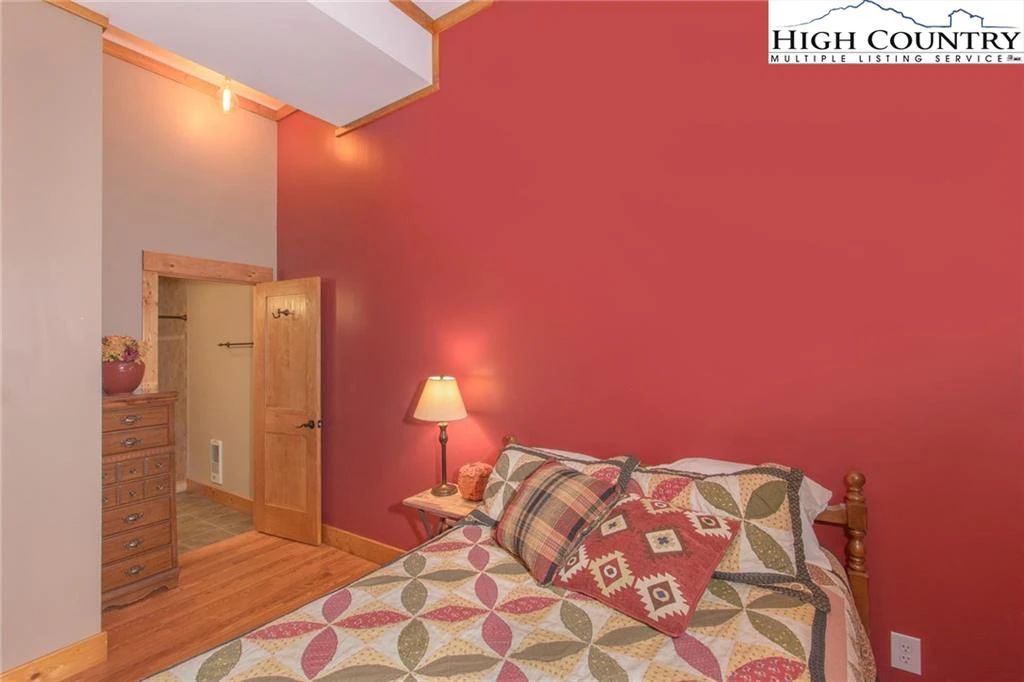 Image number 9 for the current listing