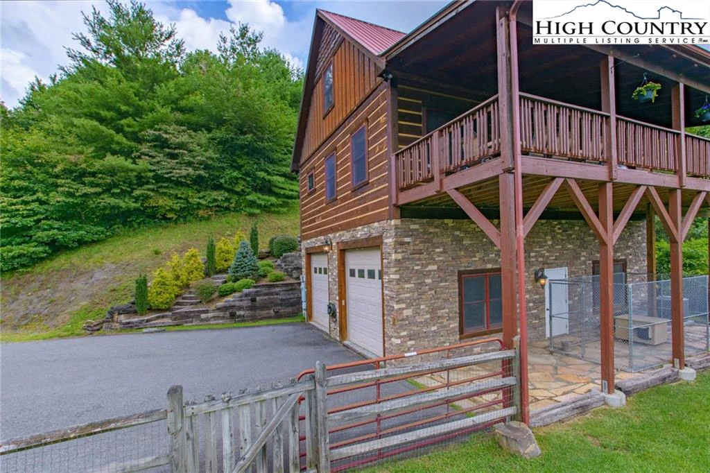 Image number 19 for the current listing