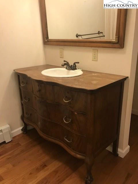 Image number 8 for the current listing