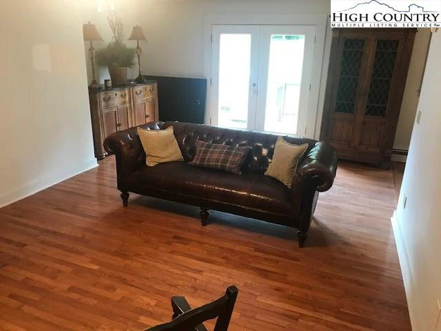 Image number 2 for the current listing