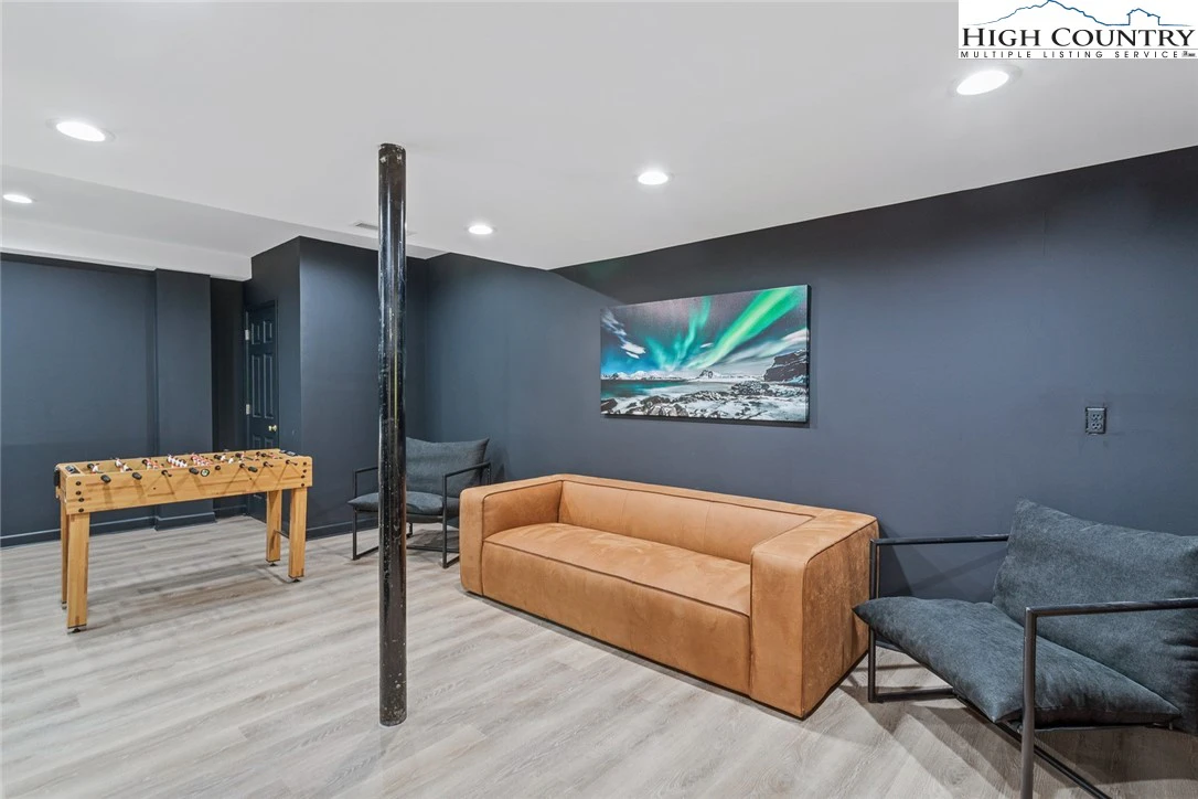 Image number 9 for the current listing