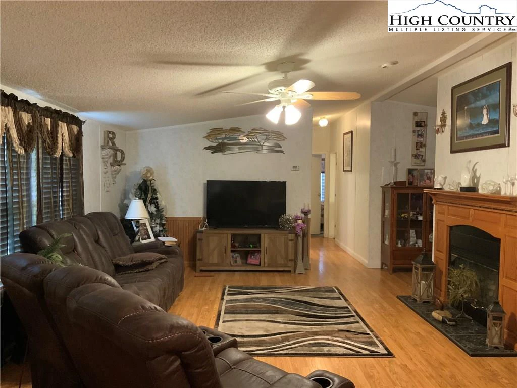 Image number 18 for the current listing