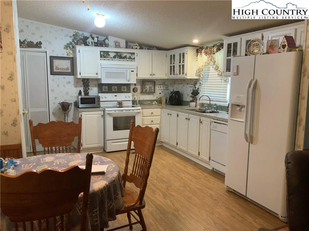 Image number 3 for the current listing