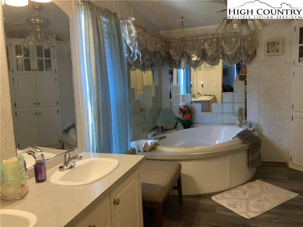 Image number 7 for the current listing