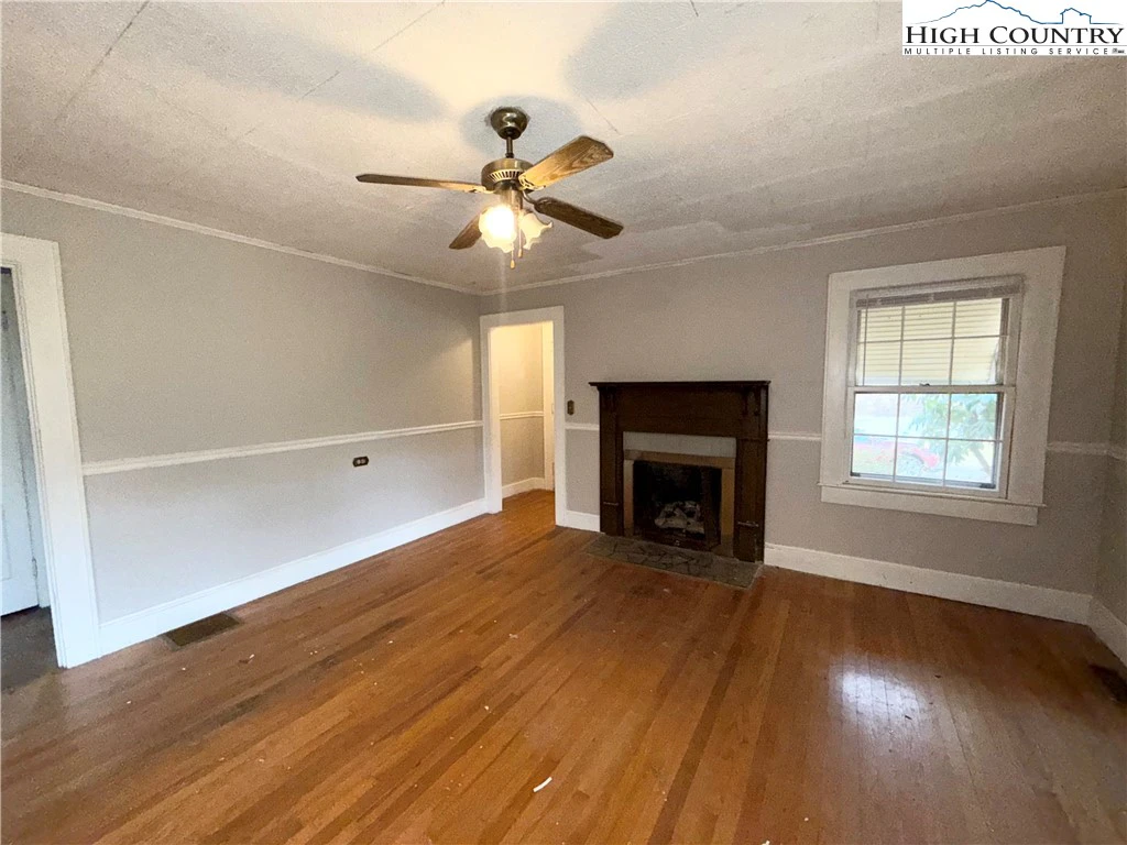 Image number 14 for the current listing