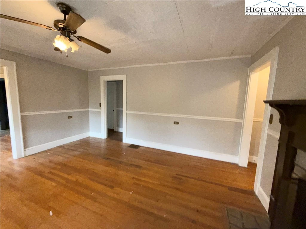 Image number 13 for the current listing