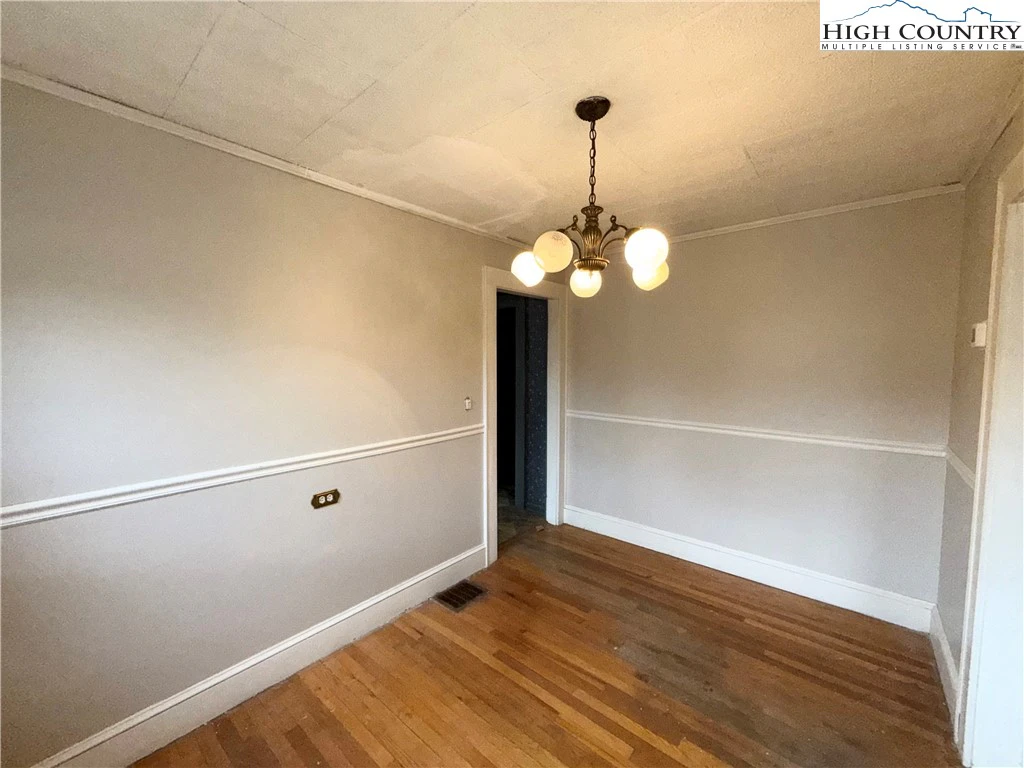 Image number 11 for the current listing