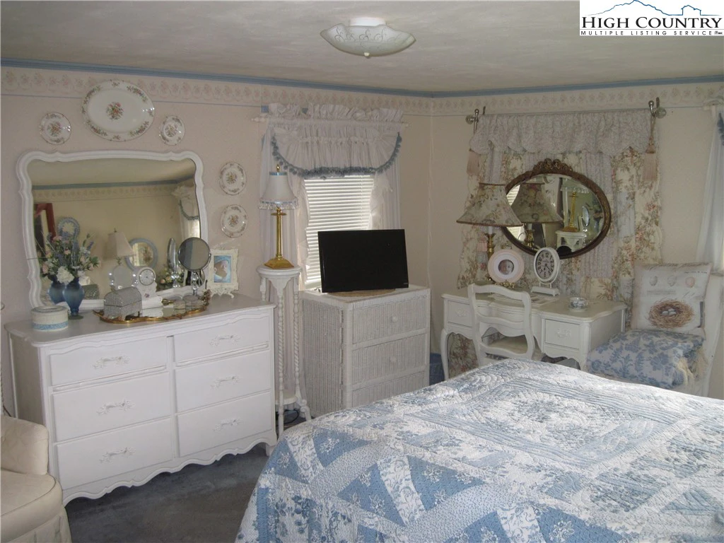 Image number 18 for the current listing